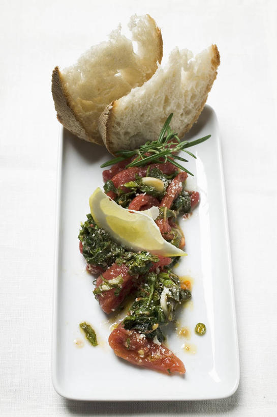 点心,面包,无人,竖图,俯视,室内,特写,白天,白色背景,桌面,桌子,柠檬,蔬菜,西红柿,餐具,水果,叶子,阴影,新鲜,反射,木制,碟子,盘,影子,生食,食品,面点,果实,绿叶,蔬果,食物,糕点,一个,盘子,木制品,碟,嫩叶,摄影,有机食品,绿色食品,影棚,单个,白面包,牛皮菜,厚皮菜,厚合菜,莙达菜,莙荙菜,根达菜,恭菜,观达菜,叶,叶片,益母果,柠果,番茄,彩图,高角度拍摄,影棚拍摄,拍摄