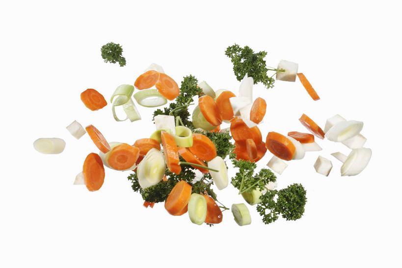 无人,横图,俯视,室内,特写,白天,白色背景,桌面,桌子,萝卜,胡萝卜,芹菜,蔬菜,叶子,许多,阴影,新鲜,反射,木制,影子,韭菜,食品,绿叶,很多,食物,木制品,嫩叶,摄影,有机食品,绿色食品,荷兰芹,欧芹,香芹,影棚,横截面,剖面,起阳草,法香,巴西利,洋香菜,洋芫荽,法国香菜,韭,山韭,长生韭,旱芹菜,番荽,截面,截面图形,叶,叶片,红萝卜,甘荀,彩图,高角度拍摄,影棚拍摄,拍摄