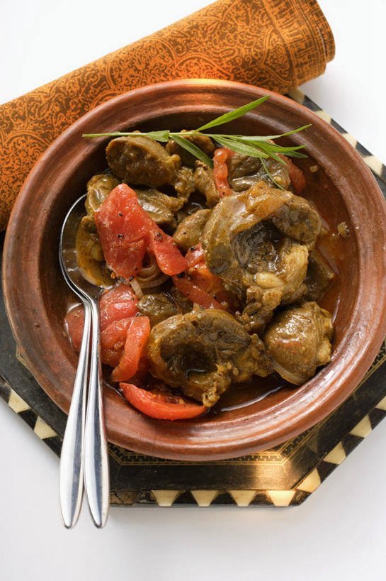 无人,竖图,俯视,室内,特写,白天,白色背景,烹饪,西餐,桌面,桌子,蔬菜,西红柿,厨具,叶子,金属制品,阴影,新鲜,反射,金属,木制,影子,勺子,陶瓷,肉,牛肉,料理,食品,绿叶,陶瓷制品,锅,菜肴,美食,肉类,食物,一个,木制品,调羹,汤匙,嫩叶,西式,摄影,佳肴,有机食品,绿色食品,影棚,单个,锅具,迷迭香,肉食,烹饪用具,塔吉锅,海洋之露,叶,叶片,烹调用具,番茄,烹调,彩图,高角度拍摄,影棚拍摄,拍摄