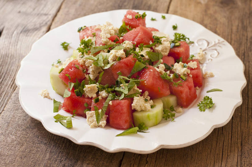 豆腐,奶酪,无人,横图,俯视,室内,特写,白天,桌面,桌子,西瓜,黄瓜,蔬菜,餐具,水果,阴影,新鲜,反射,木制,碟子,盘,影子,生食,干酪,起司,沙拉,食品,果实,芝士,营养,色拉,沙律,水果沙拉,食物,一个,盘子,木制品,碟,乳酪,有机食品,绿色食品,单个,色拉酱,乳制品,豆制品,千岛酱,发酵,寒瓜,青瓜,胡瓜,彩图,高角度拍摄