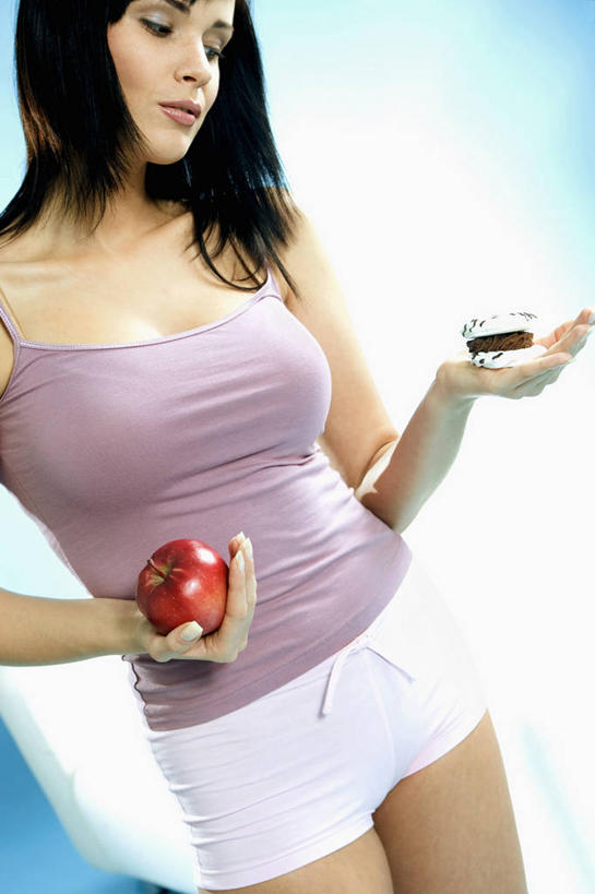 点心,西方人,一个人,站,竖图,室内,白天,正面,苹果,水果,欧洲,欧洲人,仅一个年轻女性,仅一个女性,仅一个人,握,服装,新鲜,生食,食品,果实,曲奇,拿,拿着,注视,休闲装,食物,一个,衣服,红色,饼干,零食,低头,观察,看,站着,休闲,休闲服,握着,服饰,有机食品,绿色食品,单个,观看,察看,关注,曲奇饼,曲奇饼干,垂头,年轻女性,女人,女性,白种人,站立,半身,彩图