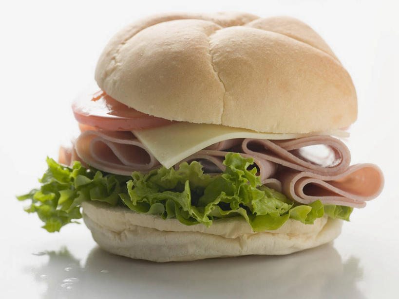 点心,面包,奶酪,无人,横图,室内,特写,白天,白色背景,正面,烹饪,西餐,餐桌,桌面,桌子,蔬菜,叶子,阴影,新鲜,反射,木制,影子,生菜,莴苣,肉,干酪,汉堡,起司,料理,食品,面点,绿叶,芝士,营养,火腿,猪肉,菜肴,美食,肉类,食物,腌制,糕点,一个,木制品,快餐,嫩叶,乳酪,西式,摄影,佳肴,有机食品,绿色食品,影棚,单个,餐台,乳制品,发酵,肉食,西式快餐,垃圾食品,小圆面包,豚肉,春菜,鹅仔菜,莴仔菜,千金菜,叶用莴苣,熏制,火肉,兰熏,猪腿,叶,叶片,彩图,影棚拍摄,拍摄