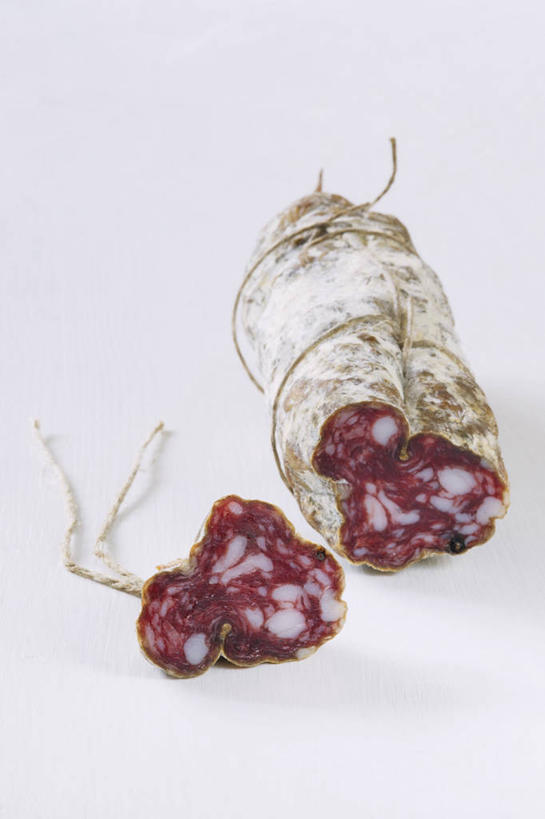 无人,竖图,俯视,室内,特写,白天,白色背景,桌面,桌子,阴影,反射,纹路,木制,纹理,影子,肉,香肠,腊肠,猪肉,肉类,红色,木制品,绳子,摄影,影棚,绳索,肉食,豚肉,肌理,彩图,高角度拍摄,影棚拍摄,拍摄