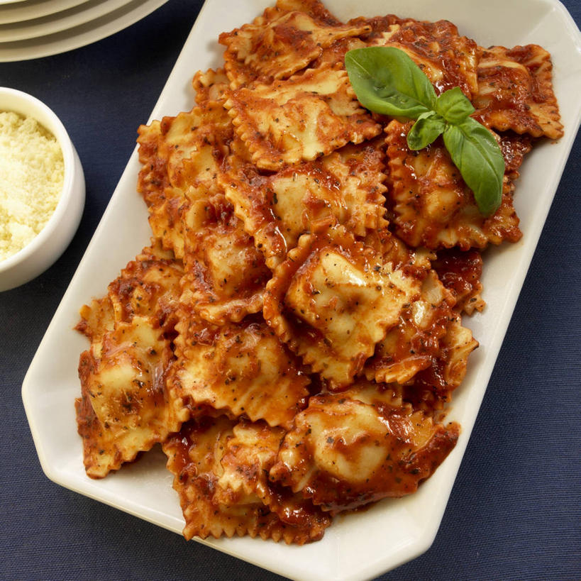 面食,面条,奶酪,意大利面,无人,方图,俯视,室内,特写,白天,西餐,植物,桌面,桌子,餐具,叶子,阴影,黑色背景,反射,木制,碟子,盘,影子,陶瓷,调料,酱料,酱汁,面,香料,佐料,干酪,起司,料理,食品,绿叶,草药,陶瓷制品,调味品,芝士,营养,调味料,酱,中药,食物,一个,盘子,木制品,容器,碟,碗,香草,嫩叶,乳酪,西式,摄影,影棚,单个,储藏,罗勒,乳制品,储存,紫苏,药材,中草药,发酵,意大利馄饨,九层塔,圣约瑟夫草,甜罗勒,兰香,中药材,本草,叶,叶片,彩图,高角度拍摄,影棚拍摄,拍摄,贮存