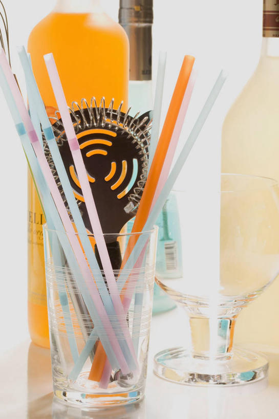 无人,竖图,室内,特写,白天,正面,桌面,桌子,静物,杯子,阴影,朦胧,模糊,反射,木制,滤器,影子,勺子,塑料,玻璃制品,木制品,水杯,塑料制品,吸管,空心,漏勺,饮管,玻璃杯,彩图,圆柱状