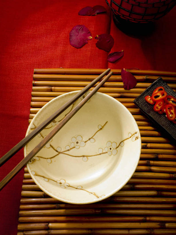 无人,竖图,俯视,室内,特写,白天,筷子,桌面,桌子,静物,餐具,一双,阴影,反射,木制,影子,陶瓷,杯垫,陶瓷制品,文化,传统,一个,木制品,容器,垫子,碗,单个,储藏,礼节,储存,礼仪,进餐用具,彩图,高角度拍摄,贮存