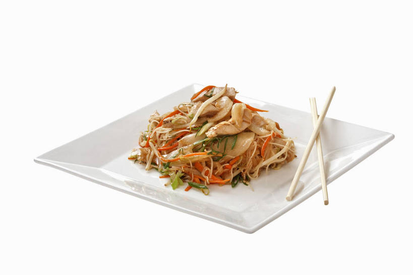 面食,面条,无人,横图,俯视,室内,特写,白天,白色背景,烹饪,中餐,筷子,桌面,桌子,萝卜,胡萝卜,蔬菜,餐具,一双,阴影,新鲜,反射,木制,碟子,盘,影子,鸡肉,面,肉,料理,食品,文化,传统,菜肴,美食,肉类,食物,一个,盘子,木制品,碟,中式,摄影,佳肴,有机食品,绿色食品,影棚,单个,礼节,礼仪,肉食,进餐用具,红萝卜,甘荀,彩图,高角度拍摄,影棚拍摄,拍摄