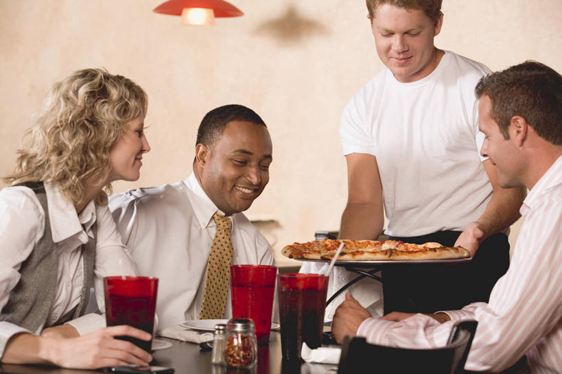 西方人,四个人,同事,商务人士,服务员,商务男性,商务女性,餐厅,站,坐,笑,微笑,露齿笑,横图,室内,白天,正面,工作服,衬衫,制服,烹饪,西餐,成功,合作,团队,集体,信心,餐桌,桌子,杯子,餐具,照明,欧洲,非洲,黑人,欧洲人,握,阴影,套装,光线,碟子,盘,影子,灯光,料理,食品,披萨,匹萨,领带,拿,拿着,注视,队伍,菜肴,美食,吊灯,玻璃制品,灯,食物,盘子,水杯,灯具,碟,快餐,观察,看,站着,西式,握着,佳肴,餐台,观看,照亮,察看,领导,比萨,象征,庄重,照明设备,成就,关注,商务装,身份,合伙,领袖,工薪阶层,西式快餐,垃圾食品,意大利薄饼,正式,地位,工作制服,男人,男性,年轻男性,年轻女性,女人,女性,白种人,非洲人,白领,服务生,上班族,侍者,玻璃杯,站立,坐着,半身,彩图,衬衣,工作套服,餐馆,饭店,饭馆