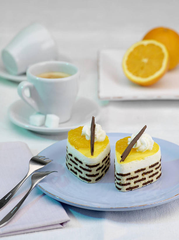 点心,咖啡,无人,竖图,俯视,室内,特写,白天,白色背景,下午茶,幸福,桌面,桌子,柑橘,杯子,餐具,水果,金属制品,阴影,新鲜,反射,金属,木制,叉子,瓷器,刀叉,刀子,碟子,盘,影子,调料,生食,食品,糖,果实,咖啡杯,陶瓷制品,调味品,一杯,调味料,娱乐,蛋挞,方糖,食物,糕点,饮料,一个,盘子,餐巾,木制品,碟,享受,休闲,温馨,放松,乐趣,摄影,有机食品,绿色食品,影棚,单个,提神,舒适,餐刀,瓷杯,醒脑,横截面,剖面,餐叉,软饮料,半方糖,白方糖,蛋塔,保洁方巾,口布,截面,截面图形,进餐用具,橘子,桔子,橙子,橙,彩图,高角度拍摄,影棚拍摄,拍摄