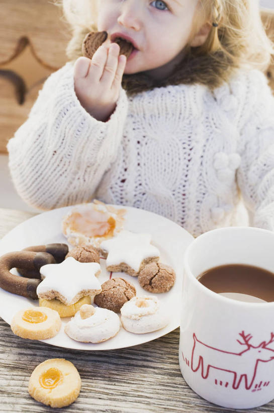 点心,西方人,儿童,一个人,坐,吃,竖图,俯视,室内,白天,毛衣,纯洁,桌面,桌子,杯子,餐具,欧洲,圣诞节,欧洲人,仅一个女性,仅一个人,握,阴影,节日,庆祝,反射,木制,碟子,盘,影子,陶瓷,食品,陶瓷制品,曲奇,拿,拿着,注视,文化,食物,小孩,白色,盘子,马克杯,木制品,水杯,碟,饼干,零食,观察,看,仅一个小孩,庆典,热巧克力,可爱,童年,童趣,握着,观看,纪念,察看,关注,线衫,曲奇饼,童真,曲奇饼干,烂漫,无邪,热可可,美禄,热朱古力,天真,女孩,女人,女性,白种人,孩子,嚼,食,坐着,半身,彩图,高角度拍摄,绒衣,套衫,套头毛衣,线衣,女生