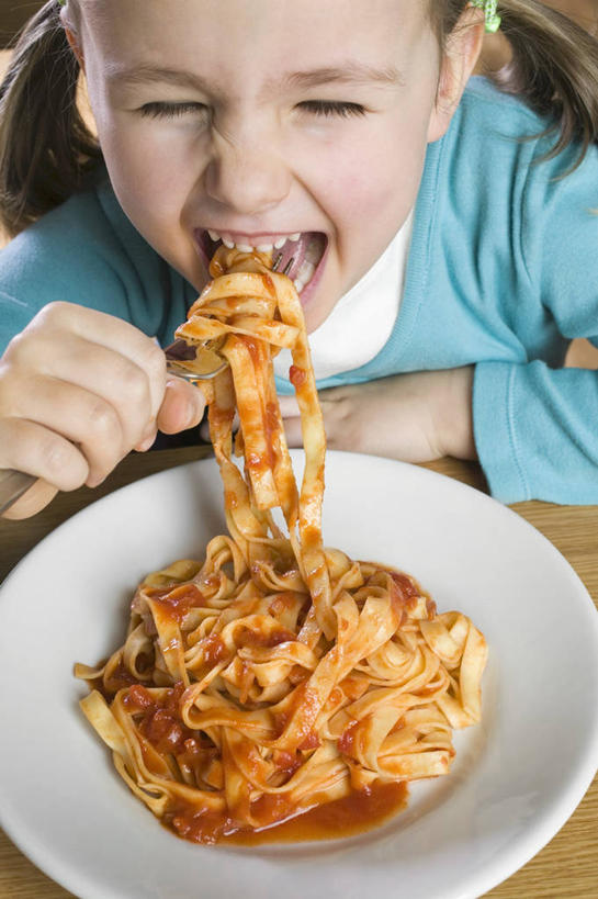 面食,面条,意大利面,西方人,儿童,一个人,坐,吃,竖图,俯视,室内,白天,西餐,纯洁,桌面,桌子,蔬菜,西红柿,餐具,金属制品,欧洲,欧洲人,仅一个女性,仅一个人,握,阴影,服装,新鲜,反射,金属,木制,叉子,碟子,盘,影子,调料,酱料,酱汁,面,茄汁,佐料,料理,食品,调味品,拿,调味料,拿着,注视,休闲装,番茄酱,酱,食物,一个,小孩,衣服,盘子,木制品,碟,观察,看,张嘴,仅一个小孩,休闲,休闲服,可爱,童年,童趣,西式,握着,服饰,有机食品,绿色食品,单个,观看,察看,关注,张大嘴巴,童真,烂漫,无邪,餐叉,天真,女孩,女人,女性,白种人,孩子,进餐用具,张开嘴,番茄,嚼,食,坐着,半身,彩图,高角度拍摄,女生