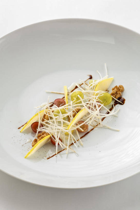 无人,竖图,俯视,室内,特写,白天,白色背景,桌面,桌子,苹果,蔬菜,餐具,水果,阴影,新鲜,反射,木制,碟子,盘,影子,核桃,生食,蔬菜沙拉,沙拉,食品,坚果,果实,色拉,沙律,食物,一个,盘子,木制品,碟,干果,摄影,有机食品,绿色食品,影棚,单个,色拉酱,千岛酱,胡桃,羌桃,彩图,高角度拍摄,影棚拍摄,拍摄