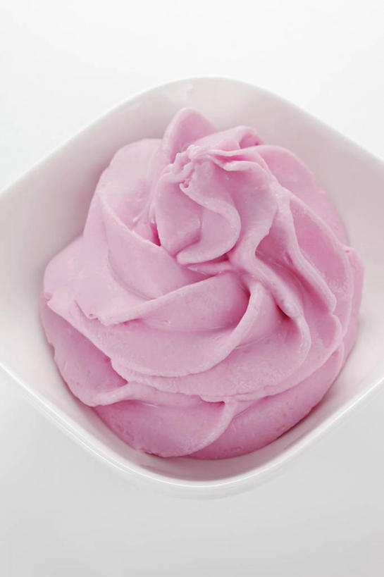 牛奶,无人,竖图,俯视,室内,特写,白天,白色背景,桌面,桌子,阴影,反射,木制,影子,陶瓷,冰激凌,陶瓷制品,饮品,清凉,营养,酸奶,饮料,一个,木制品,容器,碗,冷饮,舒服,粉,冰淇淋,摄影,影棚,单个,储藏,解暑,乳制品,奶,储存,解渴,雪糕,发酵,舒爽,冰糕,消暑,优格,优酪乳,彩图,高角度拍摄,影棚拍摄,拍摄,贮存