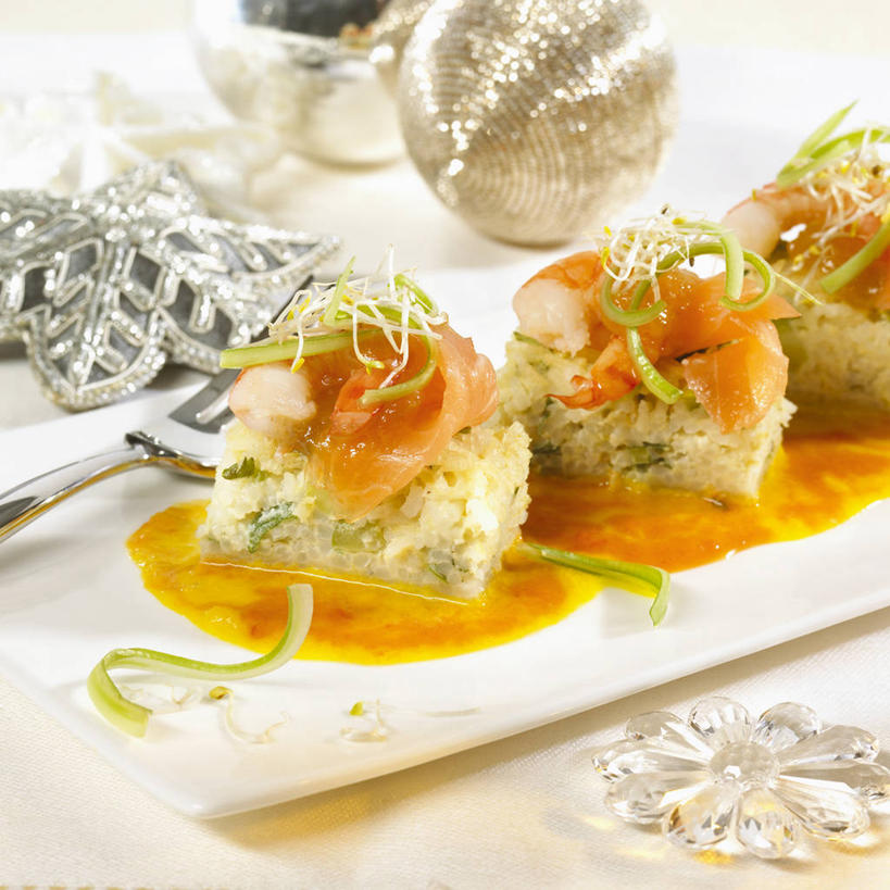 海鲜,三文鱼,无人,方图,俯视,室内,特写,白天,桌面,桌子,鲑鱼,餐具,阴影,节日,朦胧,模糊,装饰,反射,木制,碟子,挂饰,盘,影子,肉,虾,鱼肉,年糕,圣诞球,文化,水产,肉类,大虾,海洋生物,球,盘子,木制品,碟,祈祷,球体,许愿,对虾,纪念,华丽,修饰,祈求,大马哈鱼,祭祀,点缀,镜饼,水生动物,海产品,水生物,肉食,海底动物,斑节虾,撒蒙鱼,萨门鱼,冰海之皇,鲑,衬托,美观,雅致,雅观,马哈鱼,麻哈鱼,大麻哈鱼,东方对虾,中国对虾,平安,彩图,高角度拍摄,传统文化