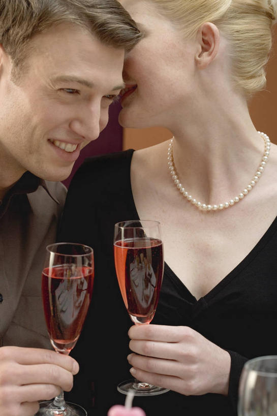 葡萄酒,西方人,两个人,笑,说,微笑,露齿笑,竖图,室内,白天,正面,爱情,奢侈,讨论,快乐,杯子,项链,欧洲,欧洲人,握,服装,高脚杯,浪漫,拿,拿着,注视,休闲装,玻璃制品,酒,装饰品,饮料,衣服,酒杯,饰品,首饰,香槟,观察,看,休闲,温暖,温馨,休闲服,恩爱,诱惑,握着,恋人,服饰,观看,和睦,察看,关注,私语,密语,耳语,香槟杯,气泡酒,起泡酒,汽酒,交流,男人,男性,年轻男性,年轻女性,女人,女性,白种人,情侣,玻璃杯,沟通,讲话,交谈,商讨,说话,谈话,半身,彩图,高兴,欢笑,伴侣,融洽