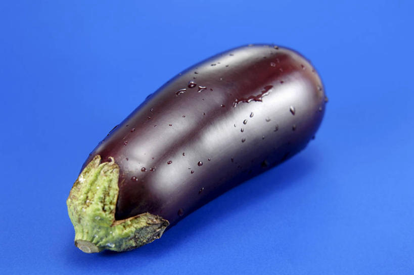 无人,横图,俯视,室内,特写,白天,水,露水,桌面,桌子,茄子,蔬菜,阴影,蓝色背景,新鲜,透明,反射,木制,液体,影子,水滴,食品,水珠,食物,一个,紫色,木制品,露珠,摄影,有机食品,绿色食品,影棚,单个,生机,剔透,灵动,通明,落苏,酪酥,昆仑瓜,矮瓜,彩图,高角度拍摄,影棚拍摄,拍摄,晶莹