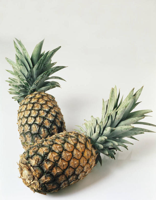 无人,竖图,俯视,室内,特写,白天,白色背景,桌面,桌子,菠萝,水果,叶子,阴影,新鲜,反射,木制,影子,生食,食品,果实,绿叶,食物,两个,黄色,木制品,嫩叶,摄影,有机食品,绿色食品,影棚,叶,叶片,凤梨,彩图,高角度拍摄,影棚拍摄,拍摄