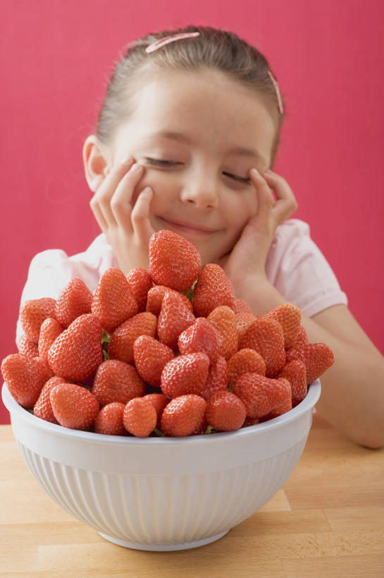 西方人,儿童,脸,头,脸颊,手,一个人,坐,笑,微笑,竖图,室内,白天,正面,纯洁,桌面,桌子,草莓,浆果,水果,欧洲,欧洲人,双手,仅一个女性,仅一个人,一堆,许多,撑,阴影,堆叠,堆积,红色背景,服装,新鲜,反射,木制,影子,陶瓷,生食,食品,果实,陶瓷制品,很多,托腮,注视,休闲装,食物,一个,小孩,衣服,红色,木制品,容器,碗,观察,看,托,仅一个小孩,休闲,手部,休闲服,可爱,童年,童趣,摄影,服饰,有机食品,绿色食品,影棚,单个,观看,储藏,堆,察看,储存,关注,托下巴,童真,烂漫,无邪,天真,女孩,女人,女性,白种人,孩子,头部,脸部,脸蛋,面部,洋莓,水果皇后,红莓,地莓,坐着,半身,彩图,影棚拍摄,拍摄,贮存,女生