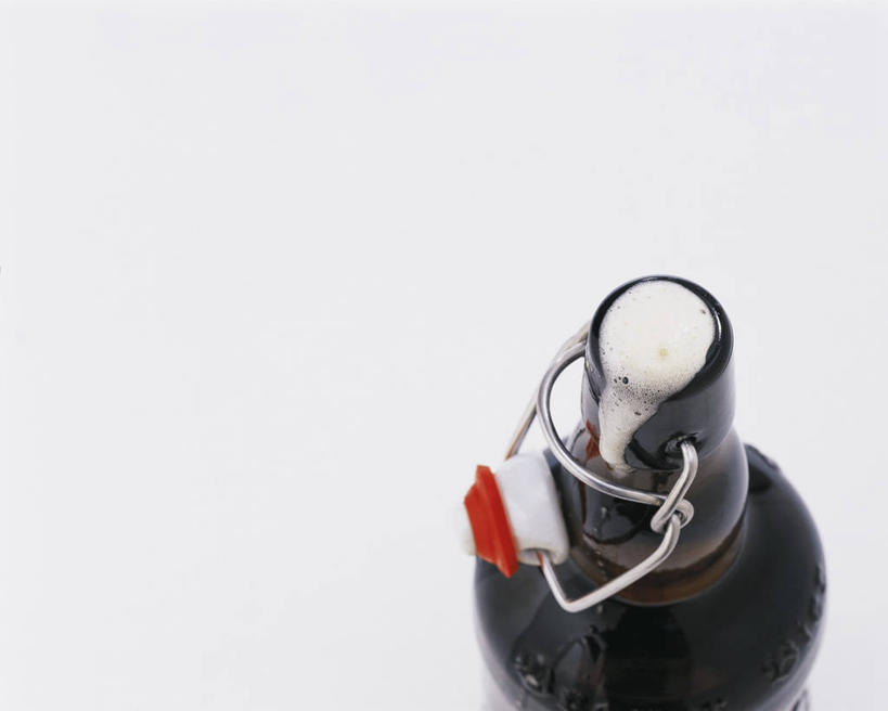 啤酒,无人,横图,俯视,室内,特写,白天,白色背景,桌面,桌子,阴影,反射,木制,影子,酒类,玻璃制品,酒,酒瓶,饮料,一个,玻璃瓶,木制品,瓶子,摄影,影棚,单个,彩图,高角度拍摄,影棚拍摄,拍摄