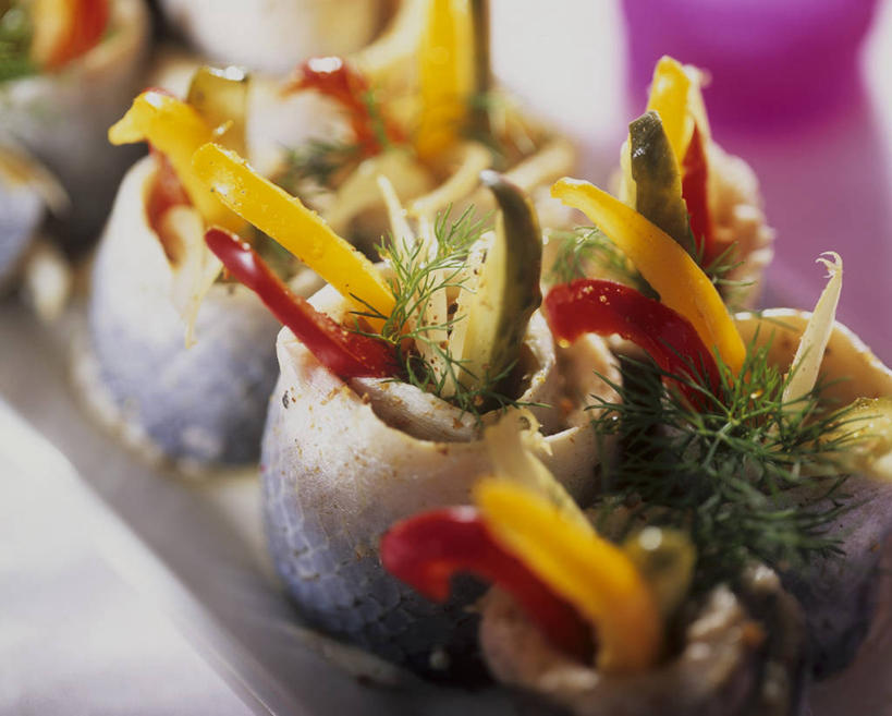 海鲜,无人,横图,俯视,室内,特写,白天,桌面,桌子,黄瓜,辣椒,蔬菜,洋葱,阴影,朦胧,模糊,新鲜,反射,木制,影子,肉,鱼肉,食品,水产,肉类,海洋生物,食物,木制品,有机食品,绿色食品,鲱鱼,迷迭香,玉葱,水生动物,海产品,水生物,肉食,彩椒,海底动物,辣角,红海椒,大椒,辣虎,广椒,海洋之露,太平洋鲱鱼,圆葱,洋葱头,甜椒,柿子椒,球葱,青瓜,辣子,胡瓜,海椒,番椒,灯笼椒,葱头,彩图,高角度拍摄