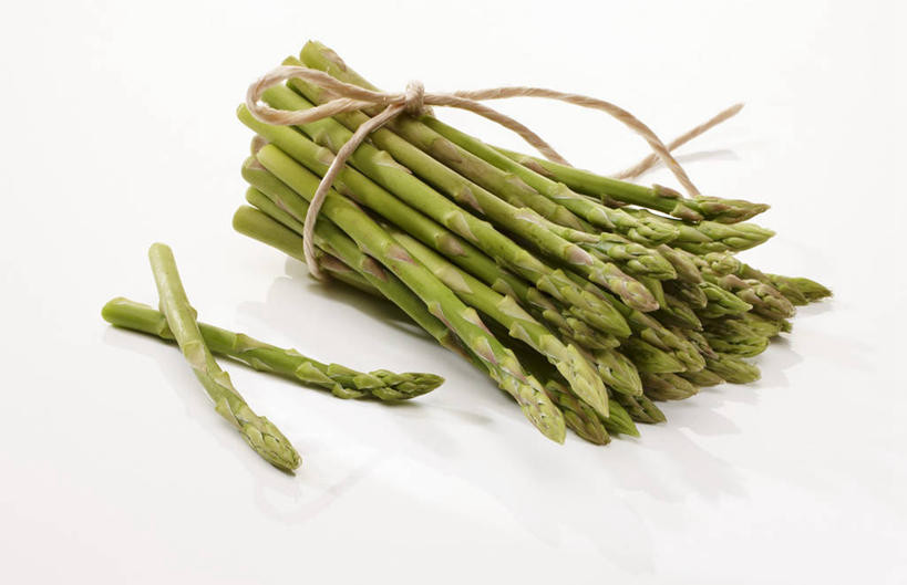 无人,横图,俯视,室内,特写,白天,白色背景,桌面,桌子,芦笋,蔬菜,一堆,许多,阴影,堆叠,堆积,新鲜,反射,木制,影子,食品,很多,食物,绿色,木制品,绳子,摄影,有机食品,绿色食品,影棚,堆,绳索,猪尾巴,药鸡豆子,石刁柏,蚂蚁杆,龙须菜,狼尾巴根,彩图,高角度拍摄,影棚拍摄,拍摄