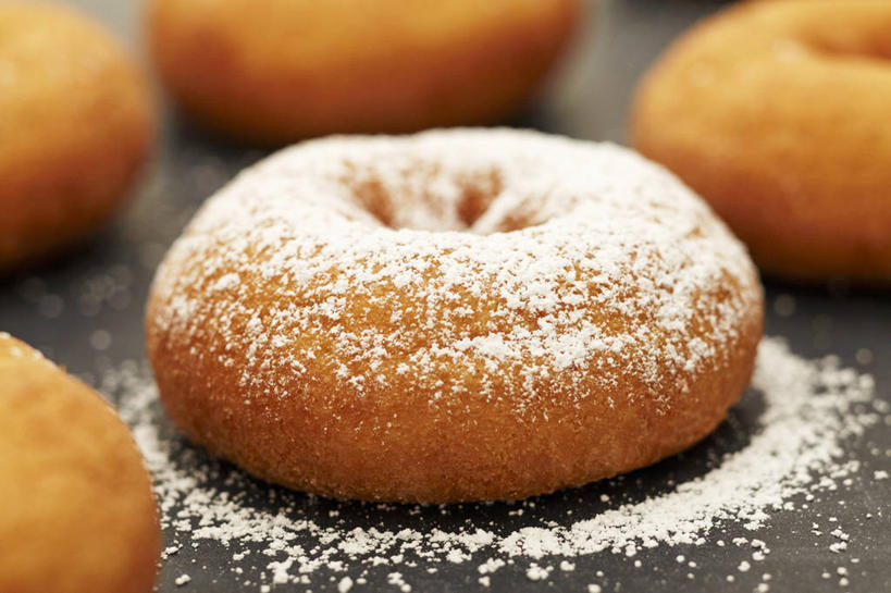 点心,面包,无人,横图,俯视,室内,特写,白天,桌面,桌子,阴影,朦胧,模糊,反射,木制,粉末,影子,调料,食品,糖,面点,调味品,调味料,食物,糕点,木制品,甜甜圈,粉,糖粉,粉状,粉剂,多纳滋面包,唐纳滋,面包圈,彩图,高角度拍摄,糖类