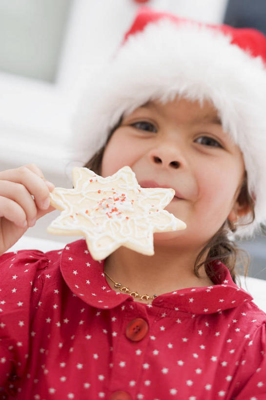 点心,西方人,儿童,一个人,站,笑,吃,微笑,竖图,室内,白天,正面,纯洁,帽子,欧洲,圣诞节,欧洲人,仅一个女性,仅一个人,握,服装,节日,朦胧,模糊,庆祝,食品,曲奇,拿,拿着,注视,休闲装,文化,食物,小孩,衣服,红色,饼干,零食,观察,看,站着,仅一个小孩,庆典,休闲,休闲服,圣诞帽,可爱,童年,童趣,握着,服饰,观看,纪念,察看,关注,曲奇饼,童真,曲奇饼干,烂漫,无邪,棉帽,天真,女孩,女人,女性,白种人,孩子,嚼,食,站立,半身,彩图,女生