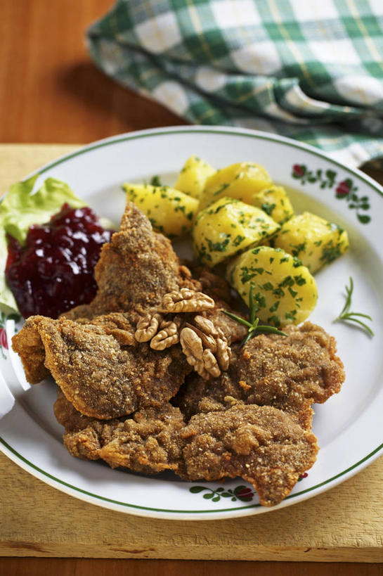 骨骼,无人,竖图,俯视,室内,特写,白天,烹饪,中餐,桌面,桌子,餐具,阴影,花纹,反射,木制,布,碟子,盘,图案,影子,核桃,调料,酱料,酱汁,排骨,肉,油炸,佐料,料理,食品,坚果,果实,骨头,调味品,调味料,布纹,猪肉,酱,菜肴,美食,肉类,食物,一个,盘子,木制品,碟,干果,中式,佳肴,单个,布匹,骨架,肉食,炸猪排,胡桃,鹿肉,豚肉,羌桃,彩图,高角度拍摄