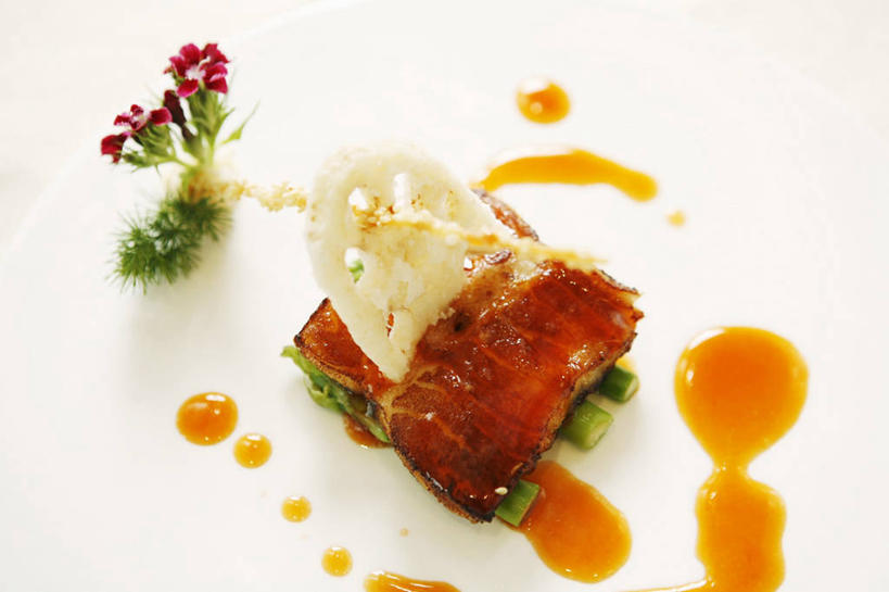 无人,横图,俯视,室内,特写,白天,白色背景,烹饪,中餐,桌面,桌子,芦笋,蔬菜,阴影,新鲜,装饰,盛开,反射,木制,影子,调料,肉,鱼肉,料理,食品,调味品,调味料,花蕾,酱油,藕,菜肴,美食,肉类,花,花瓣,花朵,鲜花,食物,木制品,花苞,花蕊,中式,摄影,佳肴,有机食品,绿色食品,影棚,华丽,修饰,点缀,肉食,衬托,美观,雅致,雅观,豉油,莲藕,猪尾巴,药鸡豆子,石刁柏,蚂蚁杆,龙须菜,狼尾巴根,彩图,高角度拍摄,影棚拍摄,拍摄