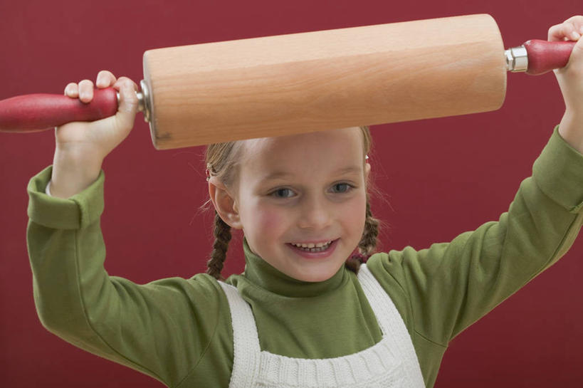 西方人,儿童,一个人,站,举,笑,微笑,露齿笑,横图,室内,白天,正面,纯洁,欧洲,欧洲人,仅一个女性,仅一个人,握,红色背景,服装,擀面杖,围裙,拿,拿着,注视,休闲装,小孩,衣服,绿色,观察,看,托,站着,仅一个小孩,休闲,休闲服,可爱,童年,童趣,握着,摄影,服饰,影棚,观看,察看,关注,童真,烂漫,无邪,天真,女孩,女人,女性,白种人,孩子,举起,举手,举着,向上举,向上伸,向上托,站立,半身,彩图,影棚拍摄,拍摄,女生