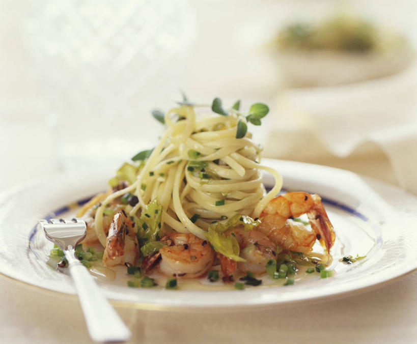 海鲜,面食,面条,意大利面,无人,横图,俯视,室内,特写,白天,西餐,桌面,桌子,蔬菜,餐具,叶子,金属制品,阴影,朦胧,模糊,新鲜,反射,金属,木制,叉子,碟子,盘,影子,面,虾,料理,食品,绿叶,水产,大虾,海洋生物,食物,一个,盘子,木制品,碟,嫩叶,西式,有机食品,绿色食品,对虾,单个,水生动物,海产品,水生物,海底动物,餐叉,斑节虾,东方对虾,中国对虾,叶,叶片,进餐用具,彩图,高角度拍摄