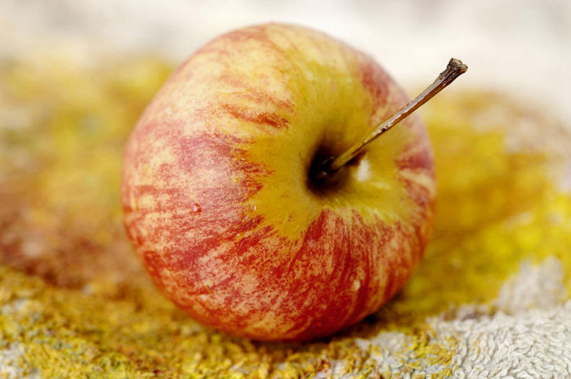 无人,横图,俯视,室内,特写,白天,桌面,桌子,苹果,水果,阴影,朦胧,模糊,新鲜,反射,木制,影子,生食,食品,果实,食物,一个,木制品,有机食品,绿色食品,单个,彩图,高角度拍摄