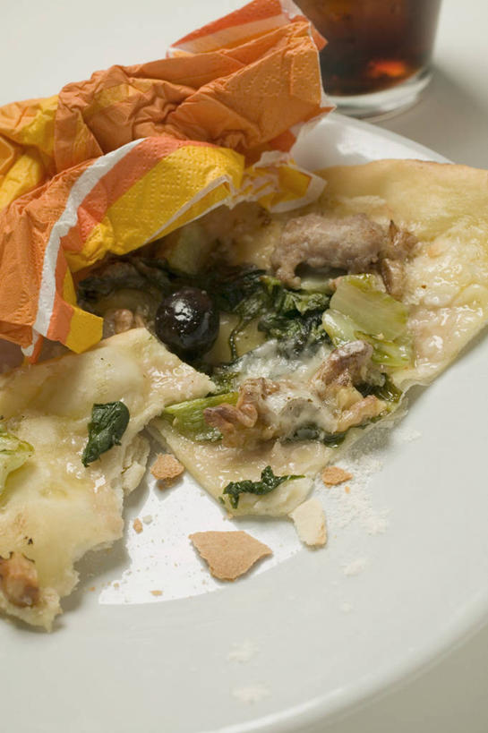 海鲜,无人,竖图,俯视,室内,特写,白天,烹饪,西餐,桌面,桌子,橄榄,蔬菜,餐具,水果,阴影,新鲜,反射,木制,碟子,盘,影子,肉,生食,鱼肉,料理,食品,披萨,匹萨,果实,鲔鱼,蔬果,水产,金枪鱼,菜肴,美食,肉类,海洋生物,食物,一个,盘子,木制品,碟,快餐,西式,佳肴,有机食品,绿色食品,单个,吞拿鱼,比萨,水生动物,海产品,水生物,肉食,西式快餐,海底动物,垃圾食品,牛皮菜,意大利薄饼,厚皮菜,厚合菜,莙达菜,莙荙菜,根达菜,恭菜,观达菜,青果,白榄,彩图,高角度拍摄