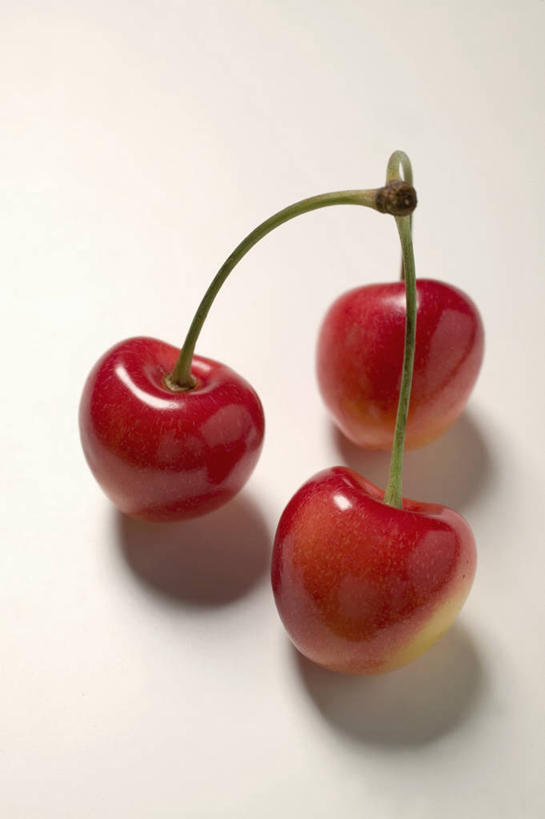 无人,竖图,俯视,室内,特写,白天,白色背景,桌面,桌子,樱桃,水果,阴影,新鲜,反射,木制,影子,生食,食品,果实,食物,三个,红色,木制品,摄影,有机食品,绿色食品,影棚,樱珠,莺桃,英桃,楔桃,牛桃,荆桃,彩图,高角度拍摄,影棚拍摄,拍摄