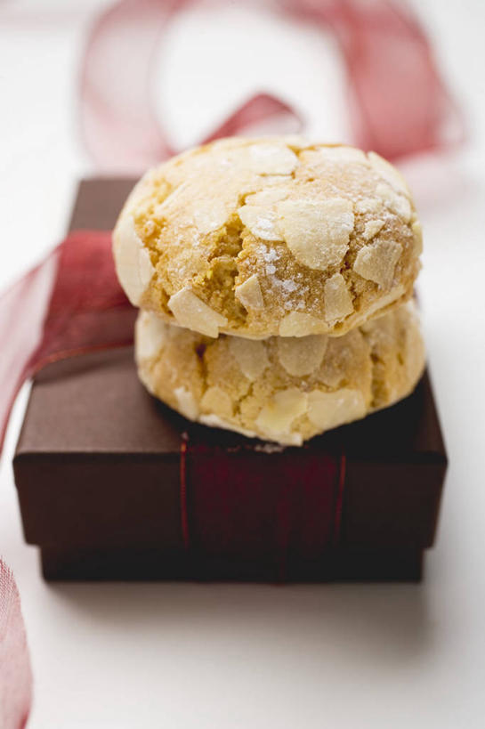 点心,无人,竖图,俯视,室内,特写,白天,白色背景,桌面,桌子,礼盒,礼物,圣诞节,阴影,节日,朦胧,模糊,庆祝,装饰,反射,木制,丝绸,丝带,影子,纸盒,食品,缎带,文化,绸带,盒子,食物,两个,一个,包装盒,木制品,礼品盒,饼干,零食,庆典,摄影,礼品,影棚,单个,纪念,华丽,修饰,点缀,衬托,美观,雅致,雅观,彩图,高角度拍摄,影棚拍摄,拍摄,杏仁饼干,意大利杏仁饼干