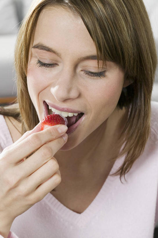 西方人,脸,头,脸颊,手,一个人,闭眼,竖图,室内,特写,白天,正面,草莓,浆果,水果,欧洲,欧洲人,仅一个年轻女性,仅一个女性,仅一个人,握,咬,服装,新鲜,生食,食品,果实,拿,拿着,休闲装,食物,一个,衣服,红色,张嘴,休闲,手部,休闲服,握着,服饰,有机食品,绿色食品,单个,单手,咬着,张大嘴巴,年轻女性,女人,女性,白种人,头部,脸部,脸蛋,面部,张开嘴,洋莓,水果皇后,红莓,地莓,闭眼睛,闭着眼,闭着眼睛,半身,彩图