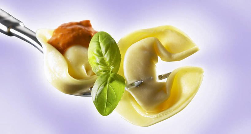 面食,无人,横图,俯视,室内,特写,白天,烹饪,西餐,植物,餐具,叶子,金属制品,阴影,反射,金属,叉子,影子,调料,酱料,酱汁,茄汁,香料,佐料,料理,食品,饺子,面点,绿叶,草药,调味品,调味料,番茄酱,酱,小吃,菜肴,美食,中药,食物,一个,香草,嫩叶,西式,摄影,佳肴,影棚,单个,罗勒,紫苏,药材,中草药,餐叉,意大利饺子,九层塔,圣约瑟夫草,甜罗勒,兰香,中药材,本草,叶,叶片,进餐用具,彩图,高角度拍摄,影棚拍摄,拍摄