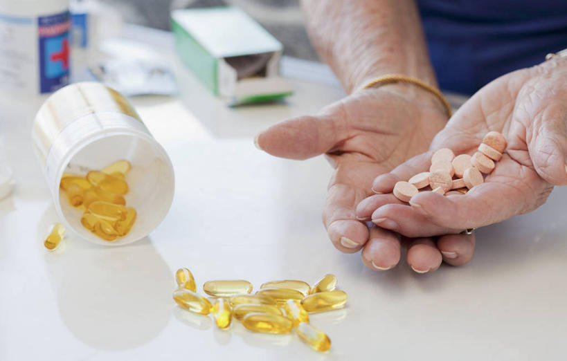 西方人,手,一个人,捧,横图,俯视,室内,特写,白天,安全,桌面,桌子,欧洲,欧洲人,双手,仅一个女性,仅一个人,阴影,服装,朦胧,模糊,反射,木制,药剂,影子,防护,休闲装,胶囊,装饰品,一个,衣服,木制品,瓶子,饰品,手链,首饰,塑料制品,药品,仅一个中年女性,休闲,手部,休闲服,塑料瓶,治疗,服饰,手镯,单个,保护,药物,医疗,保险,预防,镯子,平安,女人,女性,中年女性,白种人,端,端着,捧着,手捧,半身,彩图,高角度拍摄