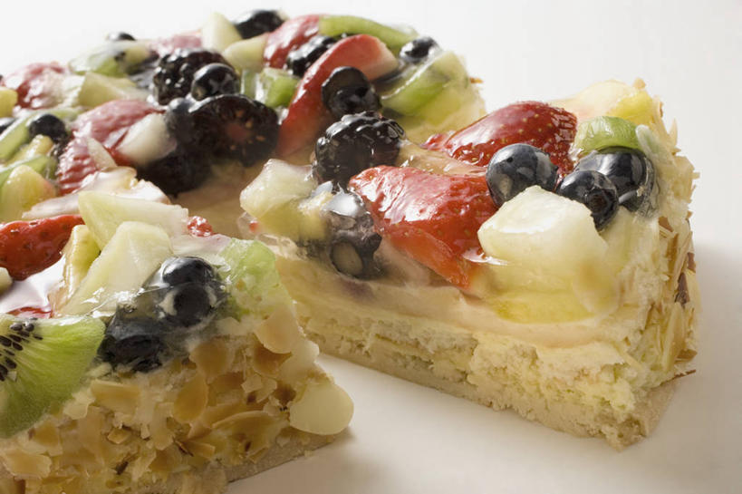 点心,无人,横图,俯视,室内,特写,白天,白色背景,下午茶,桌面,桌子,草莓,浆果,蓝莓,猕猴桃,水果,一堆,许多,阴影,堆叠,堆积,新鲜,反射,木制,影子,生食,食品,果实,很多,食物,糕点,木制品,摄影,有机食品,绿色食品,影棚,堆,洋莓,水果皇后,山都柿,奇异果,猕猴梨,蓝浆果,蓝靛果,红莓,地莓,彩图,高角度拍摄,影棚拍摄,拍摄,蛋糕