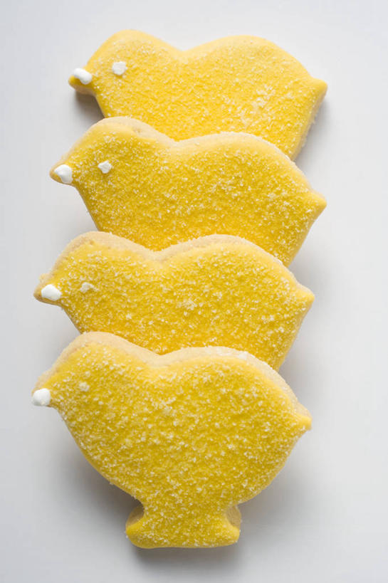 点心,无人,竖图,俯视,室内,特写,白天,白色背景,桌面,桌子,鸡,复活节,一排,阴影,节日,庆祝,整齐,反射,木制,影子,食品,曲奇,文化,家禽,食物,排列,黄色,动物,木制品,饼干,零食,四个,庆典,摄影,牲畜,影棚,纪念,队列,曲奇饼,曲奇饼干,彩图,高角度拍摄,影棚拍摄,拍摄