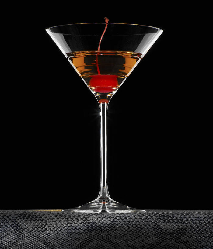 无人,竖图,室内,特写,白天,正面,桌面,桌子,樱桃,杯子,水果,阴影,黑色背景,新鲜,反射,木制,高脚杯,影子,生食,食品,果实,酒类,文化,玻璃制品,酒,食物,饮料,一个,酒杯,木制品,鸡尾酒,调酒,摄影,有机食品,绿色食品,影棚,单个,创造,想象,马提尼,马提尼酒,鸡尾酒杯,玻璃杯,樱珠,莺桃,英桃,楔桃,牛桃,荆桃,彩图,影棚拍摄,拍摄