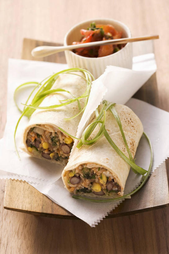 点心,无人,竖图,俯视,室内,特写,白天,植物,筷子,桌面,桌子,豆,辣椒,蔬菜,西红柿,餐具,一双,阴影,新鲜,反射,木制,碟子,盘,影子,陶瓷,豆类,豆子,调料,酱料,酱汁,佐料,食品,陶瓷制品,调味品,调味料,文化,传统,酱,辣酱,饼,小吃,食物,糕点,一个,盘子,木制品,容器,碟,碗,甜食,有机食品,绿色食品,单个,储藏,礼节,辣椒酱,储存,礼仪,豆科,玉米饼,辣角,红海椒,大椒,辣虎,广椒,进餐用具,辣子,红辣椒,海椒,番茄,番椒,彩图,高角度拍摄,贮存