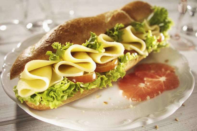 点心,面包,奶酪,无人,横图,俯视,室内,特写,白天,烹饪,西餐,桌面,桌子,蔬菜,西红柿,餐具,叶子,阴影,朦胧,模糊,新鲜,反射,木制,碟子,盘,影子,生菜,莴苣,肉,干酪,起司,三明治,料理,食品,面点,绿叶,芝士,营养,法国面包,火腿,猪肉,菜肴,美食,肉类,食物,腌制,糕点,一个,盘子,木制品,碟,快餐,嫩叶,乳酪,西式,佳肴,有机食品,绿色食品,单个,法棍,长棍面包,乳制品,发酵,肉食,西式快餐,三文治,豚肉,法式长棍面包,春菜,鹅仔菜,莴仔菜,千金菜,叶用莴苣,熏制,火肉,兰熏,猪腿,叶,叶片,番茄,彩图,高角度拍摄