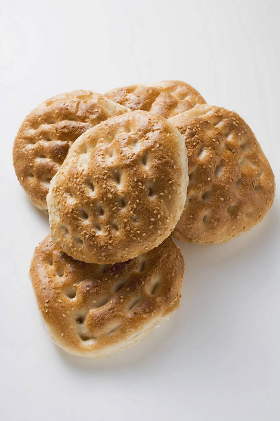 点心,面包,无人,竖图,俯视,室内,特写,白天,白色背景,桌面,桌子,五个,一堆,许多,阴影,堆叠,堆积,反射,木制,影子,芝麻,食品,面点,食物,糕点,木制品,摄影,影棚,堆,脂麻,胡麻,白麻,巨胜子,油麻,彩图,高角度拍摄,影棚拍摄,拍摄