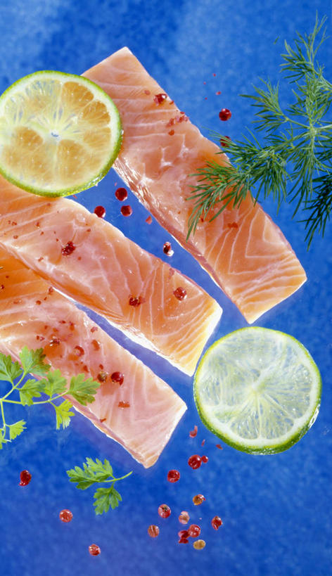 海鲜,三文鱼,无人,竖图,俯视,室内,特写,白天,桌面,桌子,鲑鱼,柠檬,蔬菜,阴影,新鲜,反射,纹路,木制,纹理,影子,调料,调味,肉,香料,鱼肉,佐料,食品,黑胡椒,调味品,调味料,水产,肉类,海洋生物,食物,木制品,有机食品,绿色食品,大马哈鱼,配料,水生动物,海产品,横截面,水生物,剖面,肉食,海底动物,肌理,撒蒙鱼,萨门鱼,冰海之皇,鲑,作料,酸橙,马哈鱼,麻哈鱼,大麻哈鱼,代代,截面,截面图形,益母果,柠果,橙子,橙,胡椒,彩图,高角度拍摄