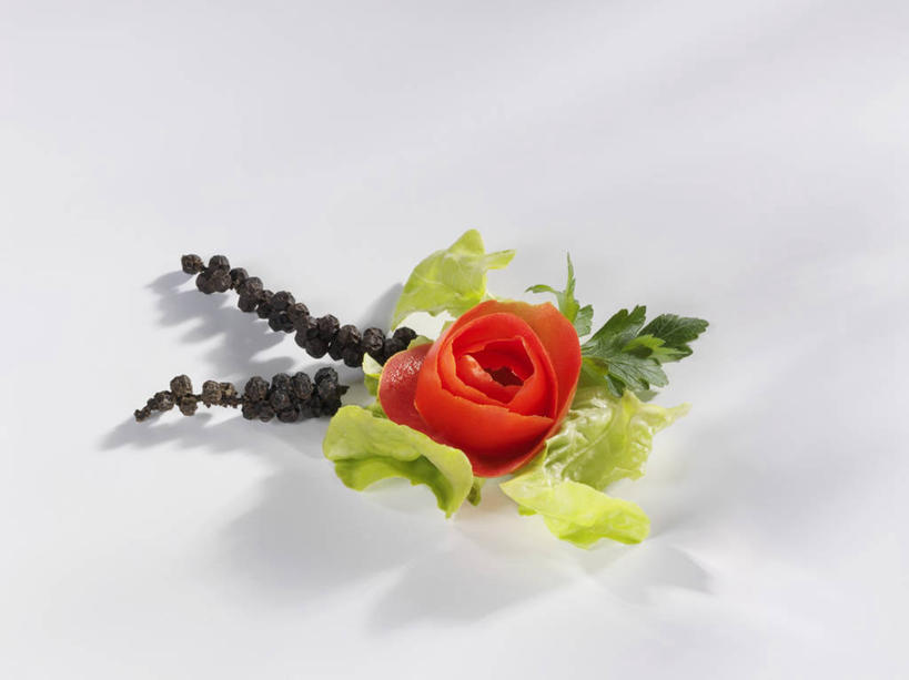 无人,横图,俯视,室内,特写,白天,白色背景,爱情,幸福,纯洁,热情,植物,桌面,桌子,玫瑰,蔬菜,西红柿,叶子,阴影,新鲜,盛开,反射,木制,雕刻,纹理,影子,调料,调味,香料,佐料,食品,绿叶,玫瑰花,黑胡椒,调味品,浪漫,调味料,花蕾,花,花瓣,花朵,鲜花,食物,红色,绿色,木制品,花苞,花蕊,温暖,温馨,嫩叶,恩爱,摄影,有机食品,绿色食品,影棚,配料,和睦,感动,肌理,作料,尊敬,雕镂,雕琢,镌刻,天真,刺玫花,徘徊花,叶,叶片,叶脉,胡椒,番茄,彩图,高角度拍摄,影棚拍摄,拍摄,融洽