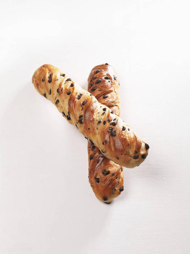 点心,无人,竖图,俯视,室内,特写,白天,白色背景,桌面,桌子,阴影,反射,木制,影子,食品,糖,糖果,蛋卷,甜点,甜品,食物,糕点,两个,木制品,甜食,奶油,巧克力,摄影,影棚,朱古力,乳制品,激凌,克林姆,淇淋,奶油蛋卷,瑞士蛋卷,彩图,高角度拍摄,影棚拍摄,拍摄