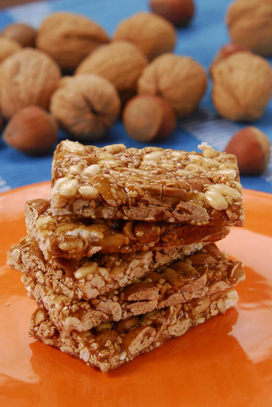 无人,竖图,俯视,室内,特写,白天,植物,桌面,桌子,豆,花生,餐具,一排,阴影,整齐,反射,木制,碟子,盘,影子,豆类,豆子,食品,糖,糖果,坚果,甜点,甜品,果实,松子,松子仁,食物,排列,一个,盘子,木制品,碟,甜食,干果,长生果,单个,堆,松仁,队列,花生仁,榛子,硬糖,豆科,花生糖,松籽仁,落花生,落生,山板栗,花生米,花生豆,彩图,高角度拍摄