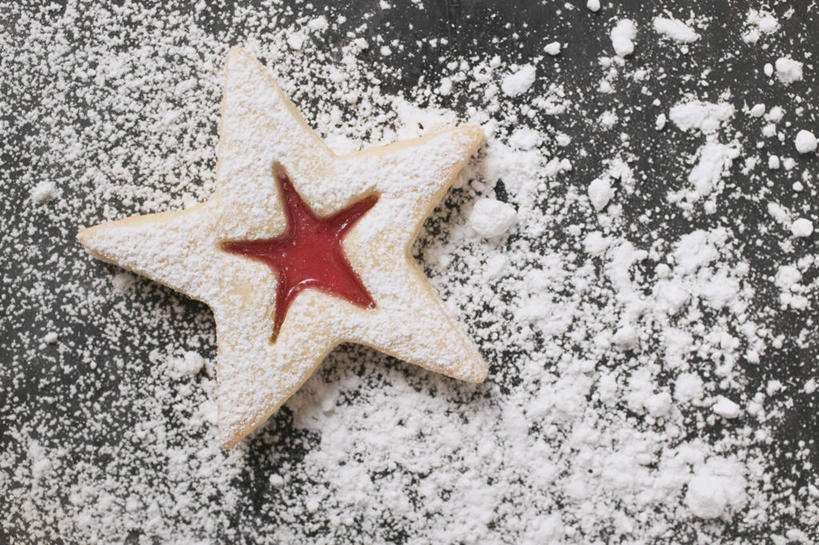 点心,无人,横图,俯视,室内,特写,白天,桌面,桌子,圣诞节,阴影,黑色背景,节日,庆祝,反射,木制,粉末,影子,星星,调料,食品,糖,调味品,曲奇,调味料,文化,食物,一个,木制品,饼干,果酱,零食,庆典,星形,粉,摄影,影棚,单个,纪念,五角形,曲奇饼,曲奇饼干,粉状,粉剂,果子酱,五角星,彩图,高角度拍摄,影棚拍摄,拍摄,果酱曲奇