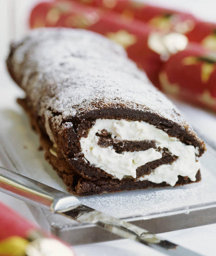 点心,无人,竖图,俯视,室内,特写,白天,下午茶,桌面,桌子,餐具,金属制品,阴影,朦胧,模糊,反射,金属,木制,碟子,工具,盘,影子,食品,糖,糖果,甜点,甜品,刀具,食物,糕点,一个,盘子,木制品,碟,刀,甜食,奶油,巧克力,单个,朱古力,黑巧克力,乳制品,餐刀,蛋糕卷,海绵蛋糕,瑞士卷,激凌,克林姆,淇淋,戚风蛋糕,彩图,高角度拍摄,蛋糕